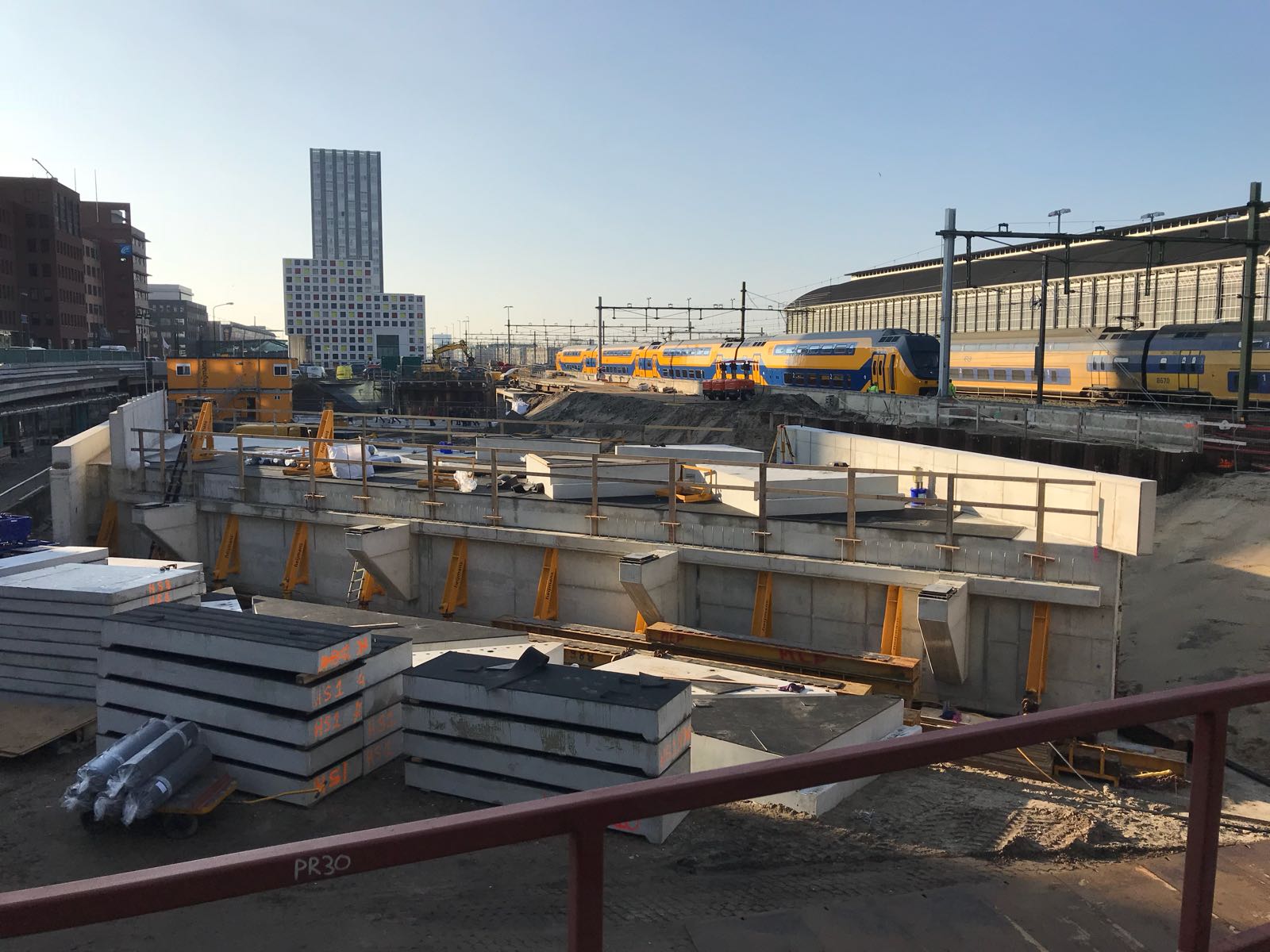 Reizigerstunnel Den Haag HS schuift op zijn plek