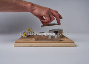 Architectenbureau Studiospacious maquette met hand